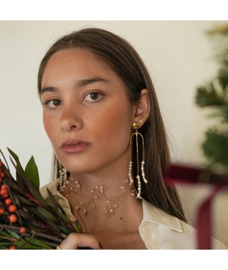 Los Aros dorados de acero inoxidable con perlas y cuentas rosas completan  tus looks para este verano